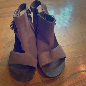 OTBT fringe heeled sz 9